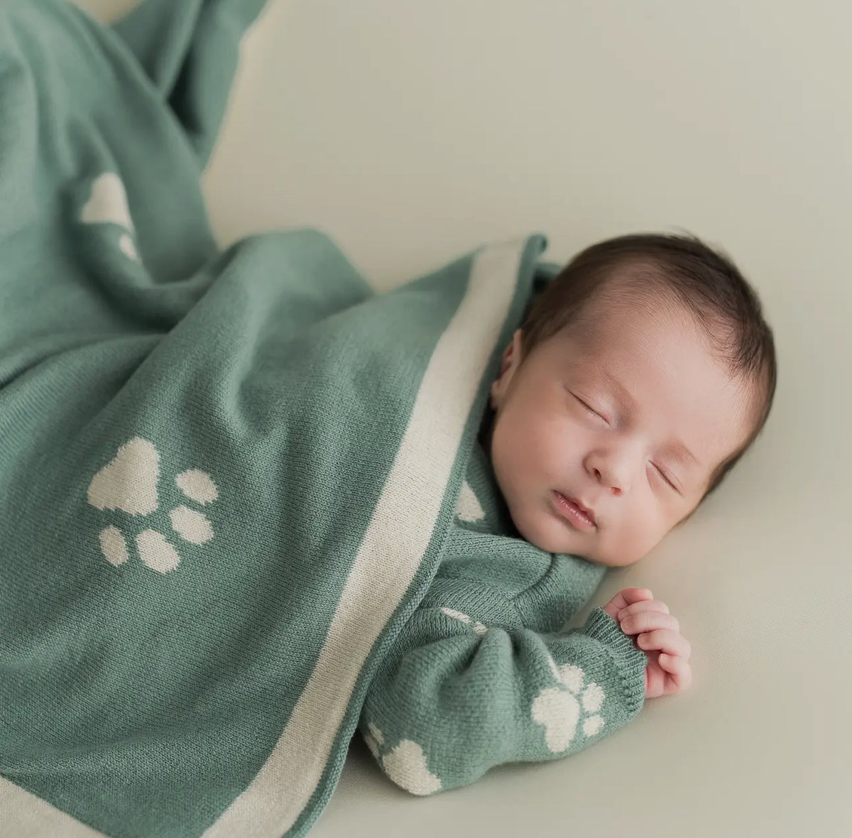 Little Paws showing GOTS certified organic blanket.  Made in Spain.